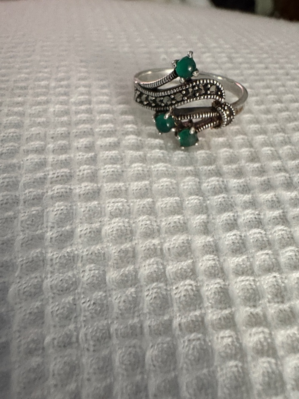 Sterling Silver Emerald and Marcasite Swirl Ring sz 8